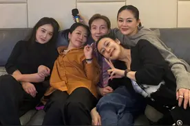 50岁陈德容唱K视频流出，黑衣低调仍最显眼，最漂亮！状态像30岁图片