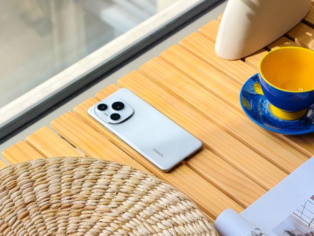 荣耀史上续航最强千元机！8000mAh+四曲屏，这手机是充电宝成精？