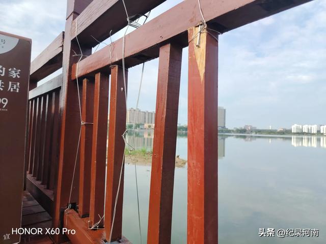 全国文明城市柘城县国家湿地公园榕湖斥巨资升级的人行栈道现状