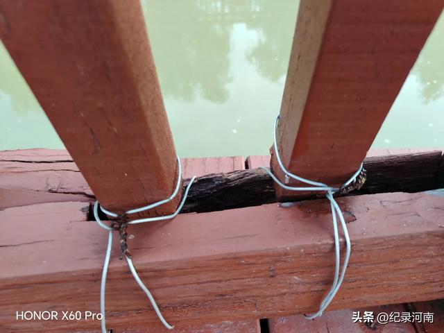 全国文明城市柘城县国家湿地公园榕湖斥巨资升级的人行栈道现状