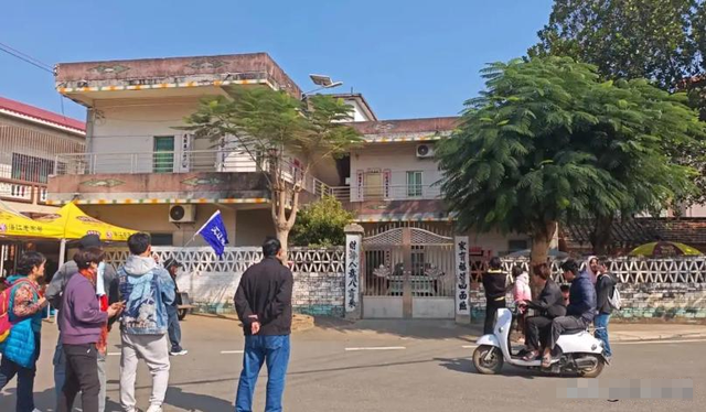 演都不演了！全红婵爸爸用冠军名号赚钱，评论区恶心的一幕出现了