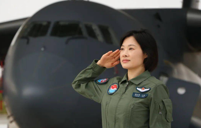 阅兵女机长身份曝光！私生活被扒牺牲太大，老公不简单，央视点名