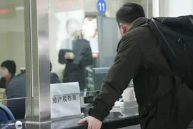 又见“丁义珍式”窗口，弯腰办事何时休？图片