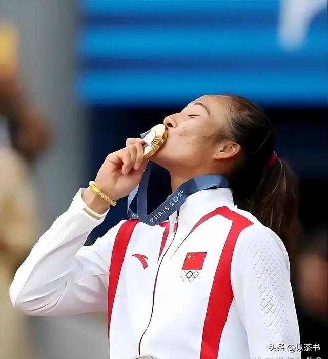 郑钦文晒与团队爬长城合照，除她之外都是外国人，称第一次爬长城