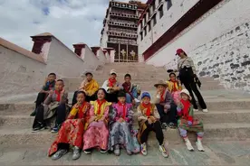 国庆假期 研学游团队走进西藏多个景区图片