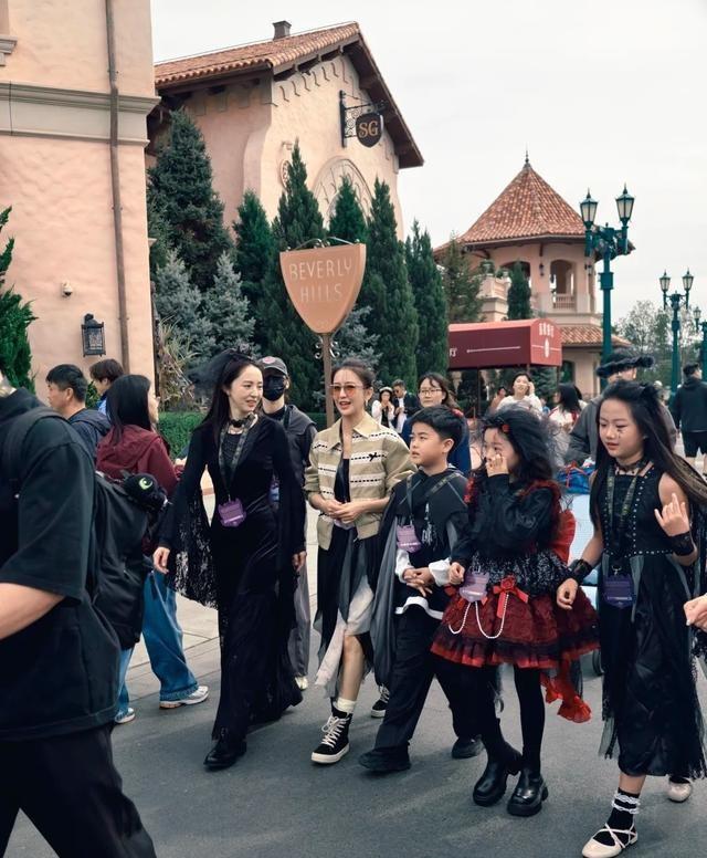 北京环球影城偶遇明星，佟丽娅露“副乳”太尴尬，46岁董璇脸垮了