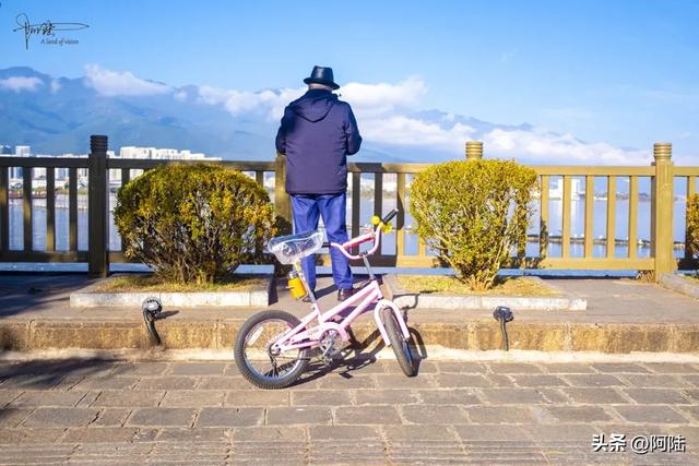 在洱海边偶遇最“潮”老头，粉色坐驾堪称是大理最靓丽的风景线
