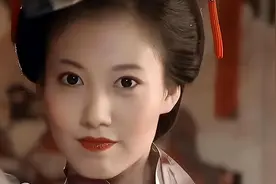 她是靳东“亲妹妹”，出道25年零绯闻，嫁圈外老公跟女儿同台演戏图片