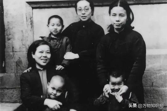 李鹏总理儿媳罕见留影，五官端正长相大气，爷爷功勋卓著比肩元帅