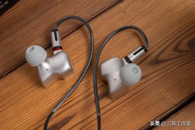 七彩虹 银参考耳塞：值得盲狙的声音、但仍建议听半小时再说