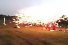 河南一打铁花团队被扬州仪征天乐湖景区拖欠4万余元演出费？涉事景区已暂停营业图片