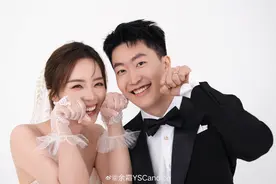 英雄联盟主持人余霜晒与解说管泽元结婚照：往后余生不用指教了，听我指挥就好图片