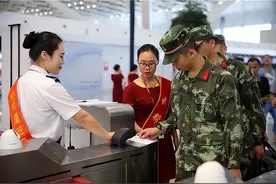 军人休假时碰到部队紧急召回，如果买不到车票怎么办？早有准备！图片