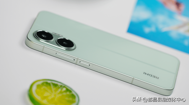 红米亮出“底牌”，骁龙8sGen4手机才卖1390元，7550mAh+金属中框