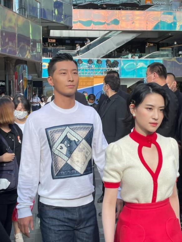 窦骁不忍了！何超莲4字回应婚变成笑话？向太怂了，连夜删文表态