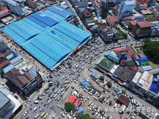 送水节首日 柬埔寨沿海城市吸引众多游客