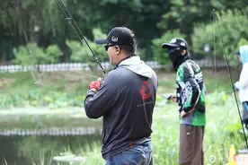 如果只带两只竿去钓场，一只是达亿瓦黑标，另一只也是达亿瓦黑标图片