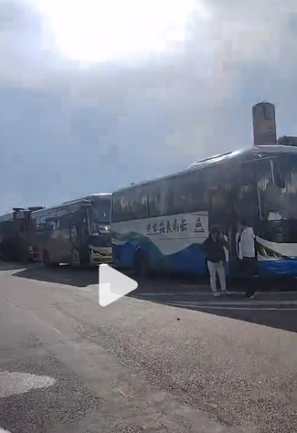 130余人云南游被甩服务区6小时，私人订制高端团，竟拖欠司机费用