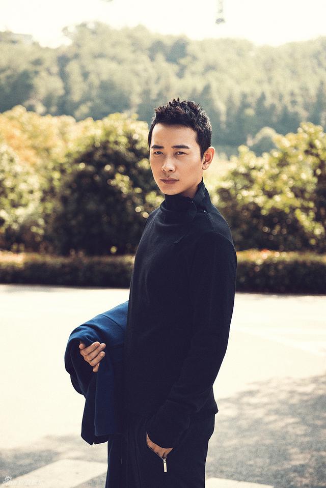 罗晋在八宝山为父亲办告别仪式	，没回江西，罗父在老家是大领导