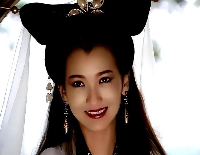 71岁赵雅芝北京走秀	，脸垮皮松满是皱纹，网友直呼比董明珠还老