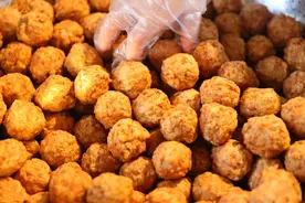 过年炸丸子，最忌放面粉和淀粉，教您正确做法，外酥里嫩放凉不硬图片