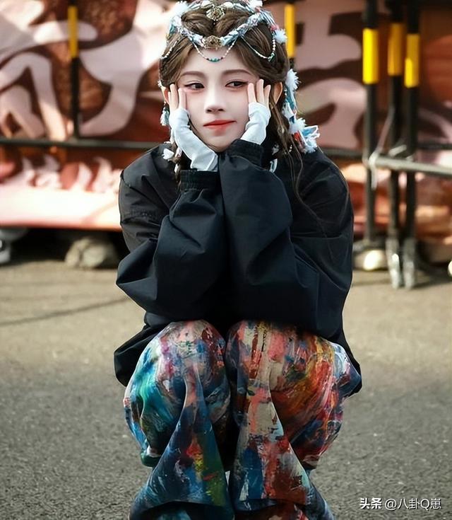 陪玩陪睡根本不够！认干爹、舔手指，背地里的阴暗让人想象不到