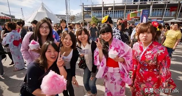 12条中日航线全停！日本机场挤满回国的人，上海数万日本人该去哪