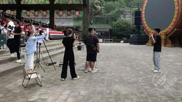 赤壁：游客嗨唱PK嗨翻天 景区景点秒变演唱会