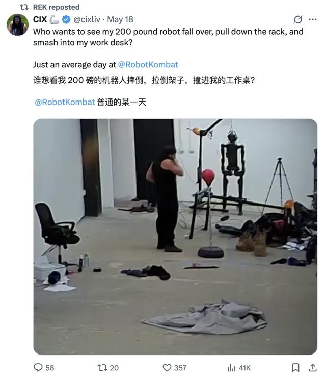 突然发疯！人形格斗冠军机器人凌空回旋踢，架子都干翻
