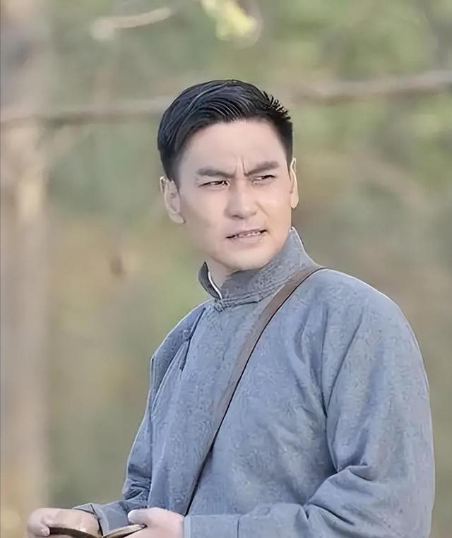 演员李飞接不到戏，"落魄"到陪母亲摆摊卖鱼，背后的真相太现实