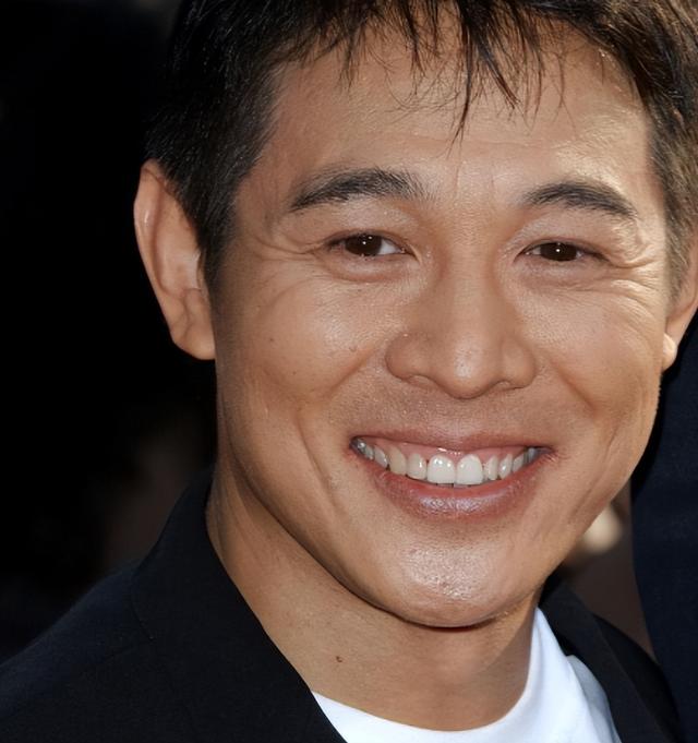 "一夜回春"真相大白1个月，小动作不断的李连杰，真实处境藏不住