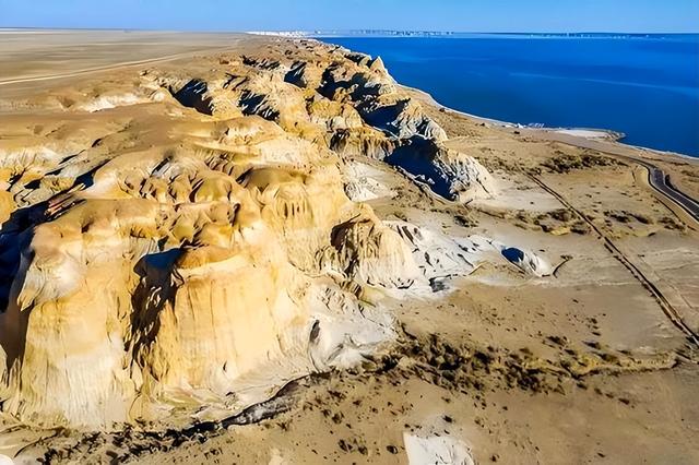 游新疆乌伦古湖海上魔鬼城