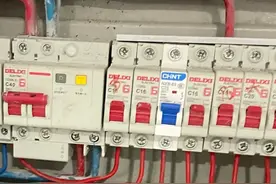 难搞！漏电保护开关频繁不定时的跳闸，老电工花2个小时才完成！图片