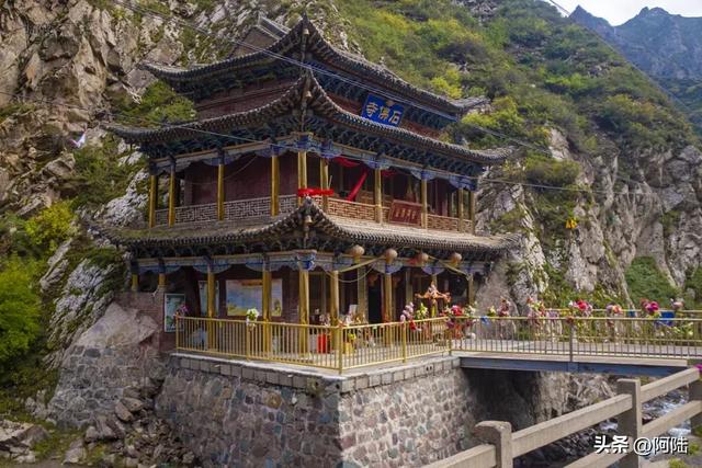 祁连山峡谷深处藏着一座石佛寺,内无金身佛像却嵌于岩壁之上千年