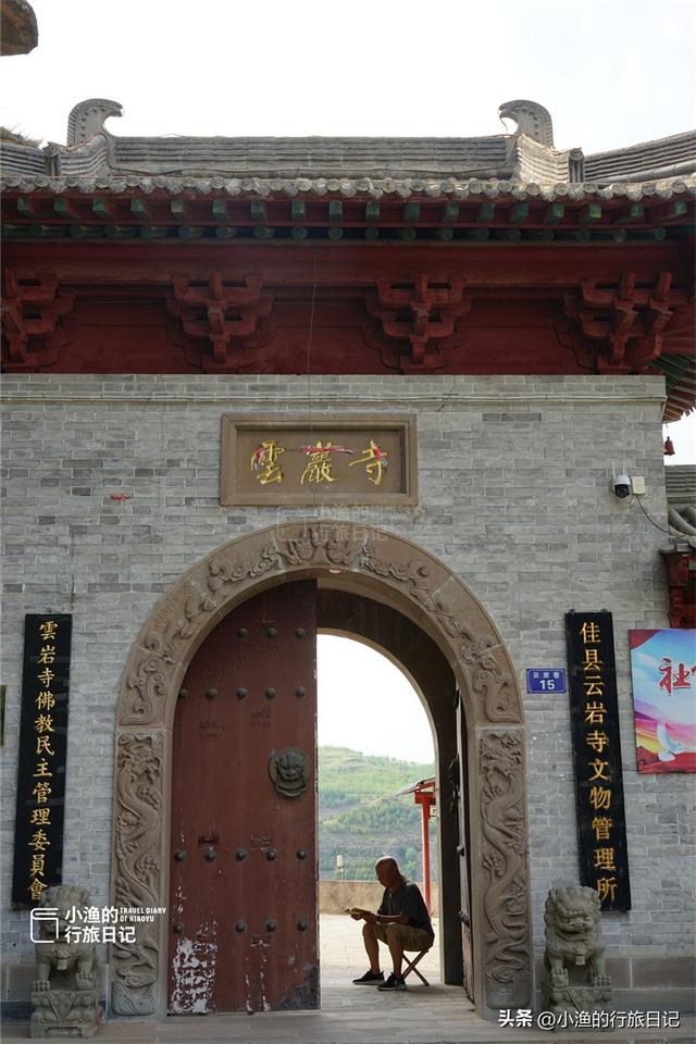 陕西黄河岸边千年石窟寺，建在红色石头上，三面凌空、内有乾坤