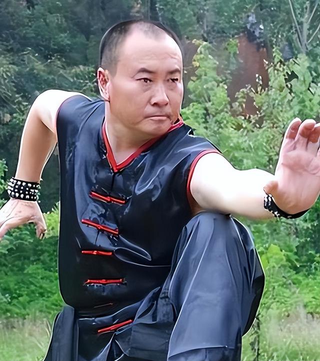 释永信被带走调查不到4个月，释小龙近况曝出，一点都不意外
