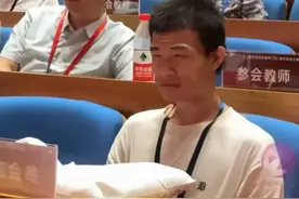 韦神现身山东大学，他使用的手机型号曝光出来，一个细节网友不满图片