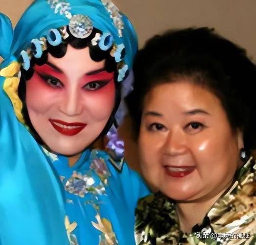 吃里爬外，永不回国？她带领30名演员选择留美，如今年过花甲归来
