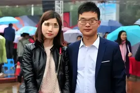 女领导父母催婚，她让下属假扮男友见家长，没想到竟赖上人家图片