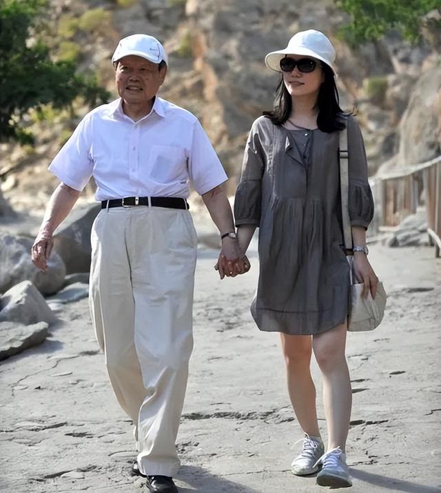 杨振宁妻子翁帆曾自白：为了丈夫的身体，我16年来都是早睡早起