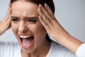 脑袋撞树、单杠倒挂：赶紧告诉爸妈，这些健身姿势可能致命！图片