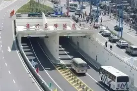 上海深夜非机动车终于可以过江了图片