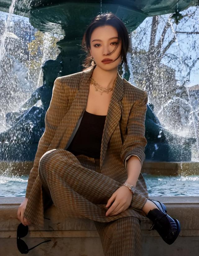 37岁倪妮晒照过圣诞，一细节暴露真实现状，难怪当初看不上冯绍峰