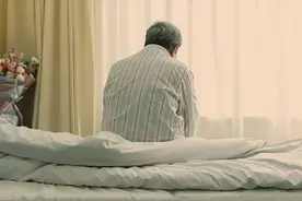 当你老了，躺在医院的床上，才知道钱再多，都不如有人陪图片