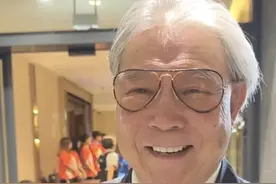 霍震霆曝儿子霍启仁已结婚图片