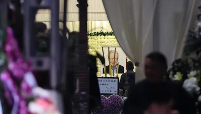 一场追悼会，戳穿向华强夫妇在香港的真实地位，原来李连杰没说谎