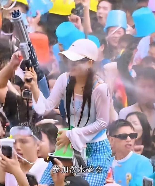滚出中国！云南泼水节炸出一群“男流氓”，当众扒衣喷私处太龌龊
