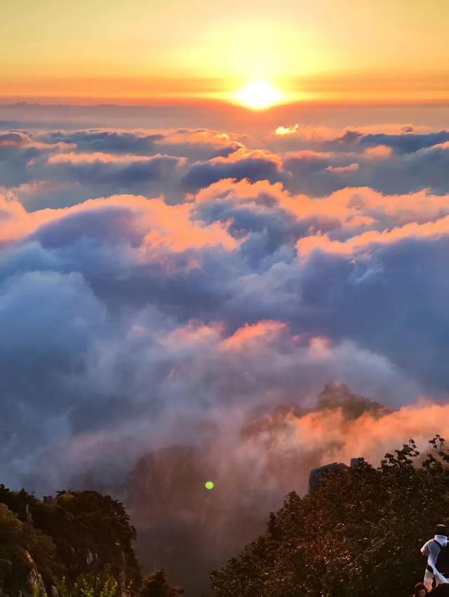 泰山日出云海：山巅的一场盛大晨光宴