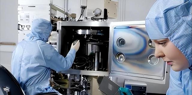 美荷两国同时发声，对中国独立研发的光刻机技术给予了强烈批评