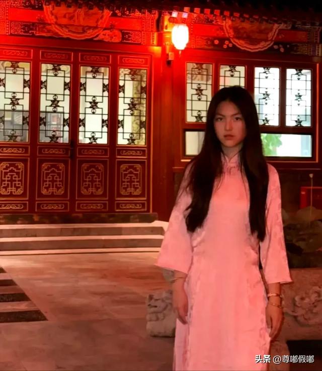 李湘的女儿王诗龄在自家北京小院拍照，配这个色调看上去有点吓人